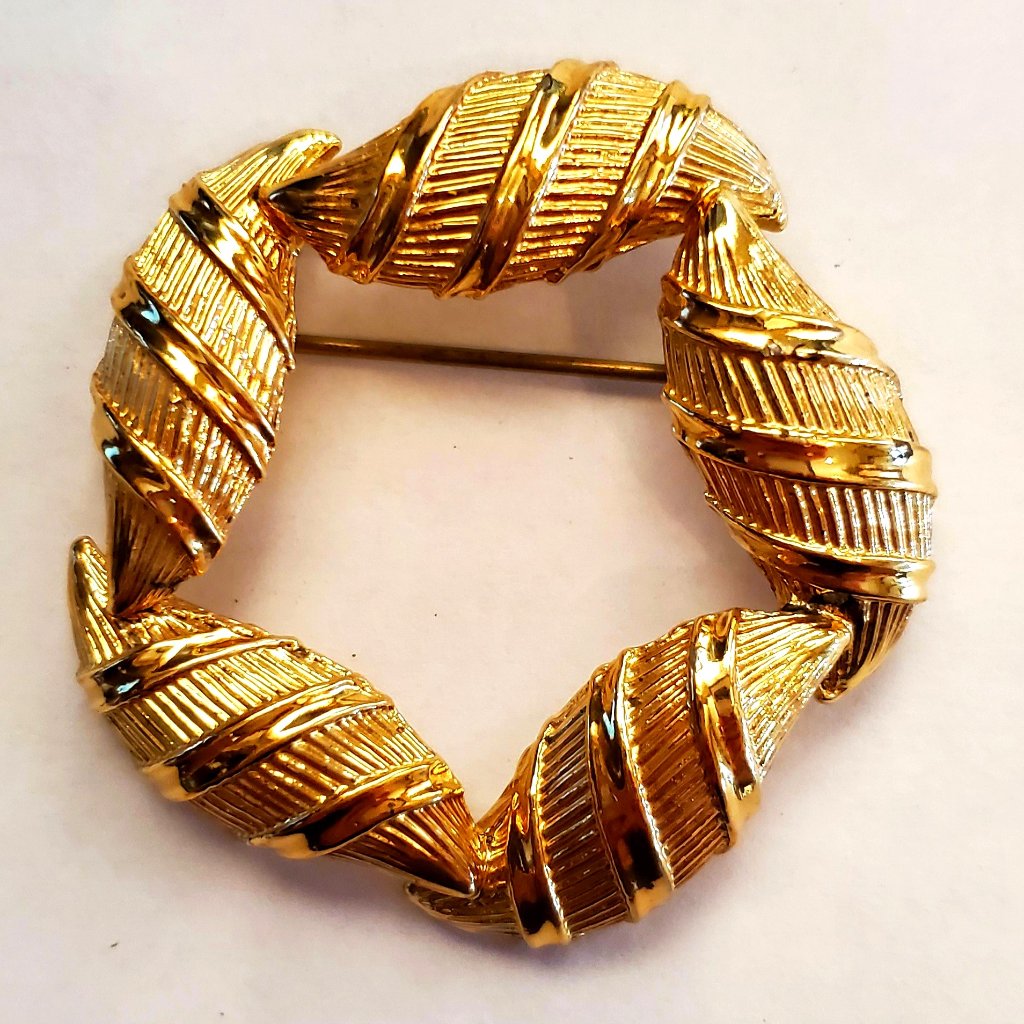 1940-1950s Coro Pegasus Metal Gold Shiny Polished And Ribbed Wreath Pin Brooch 39$
